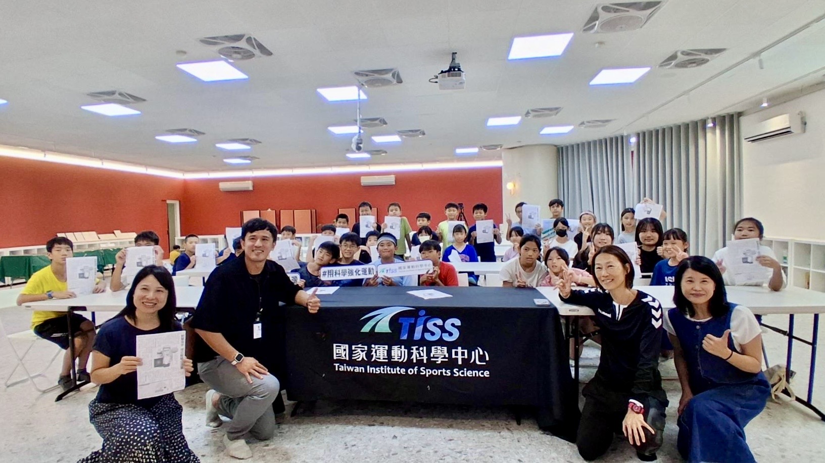 Wenfu Elementary School students, teachers, and the Taiwan Institute of Sports Science team