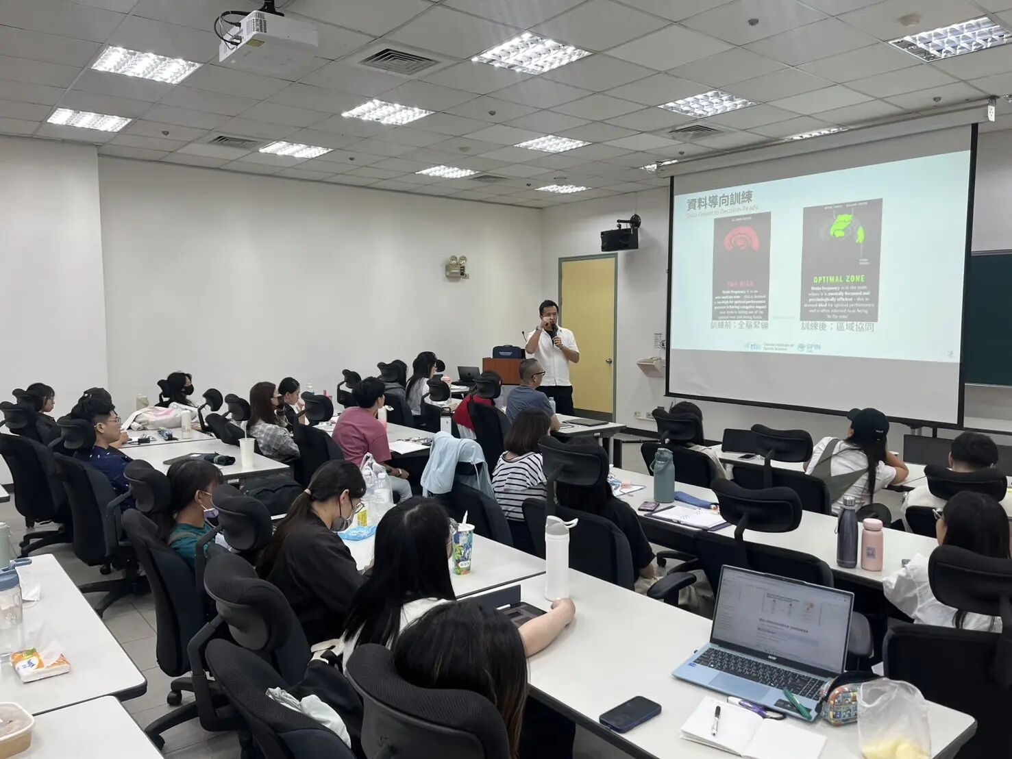 Dr. Ming-Yang Cheng teaching sport cognitive neuroscience to sports mental coach trainees