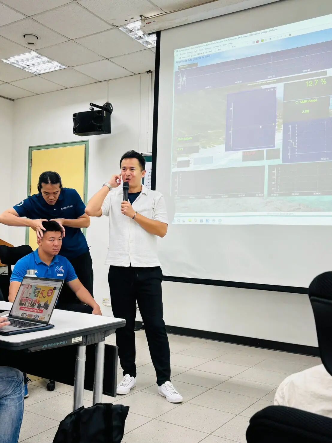 Live EEG neurofeedback demonstration during the training programme