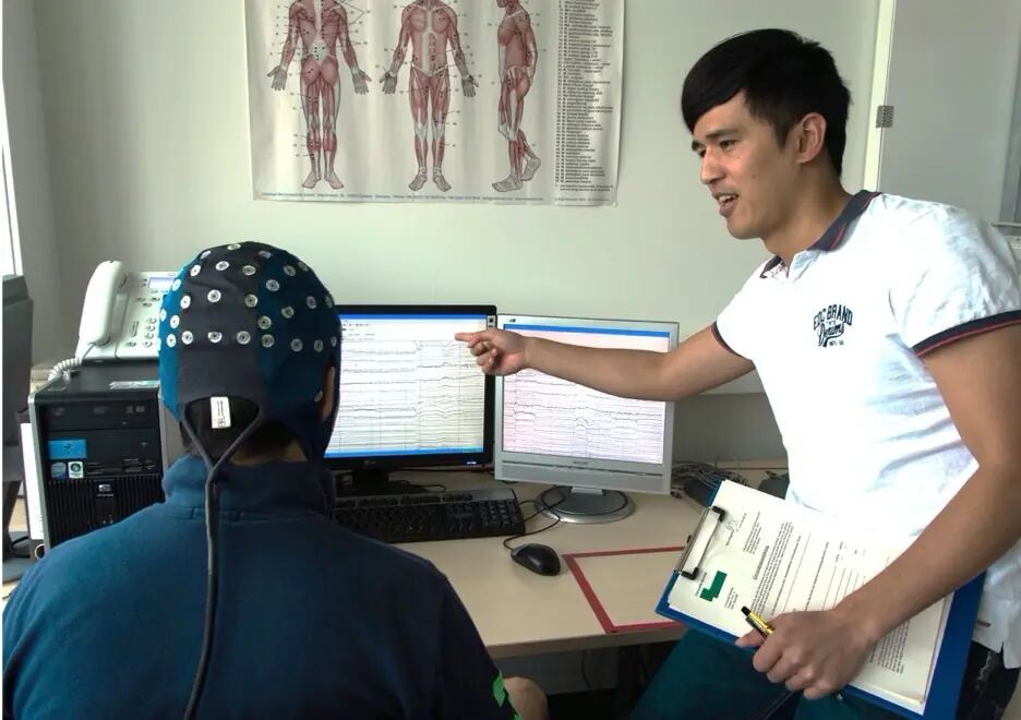 Ming-Yang Cheng explaining EEG signals during doctoral research at Bielefeld University