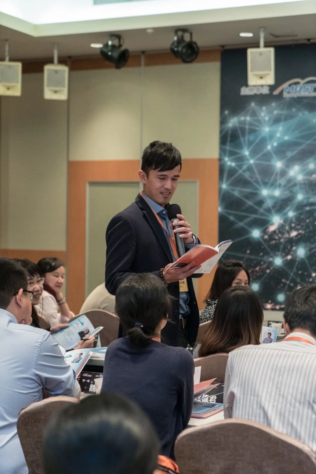 Ming-Yang Cheng speaking with an audience during a professional knowledge-sharing session