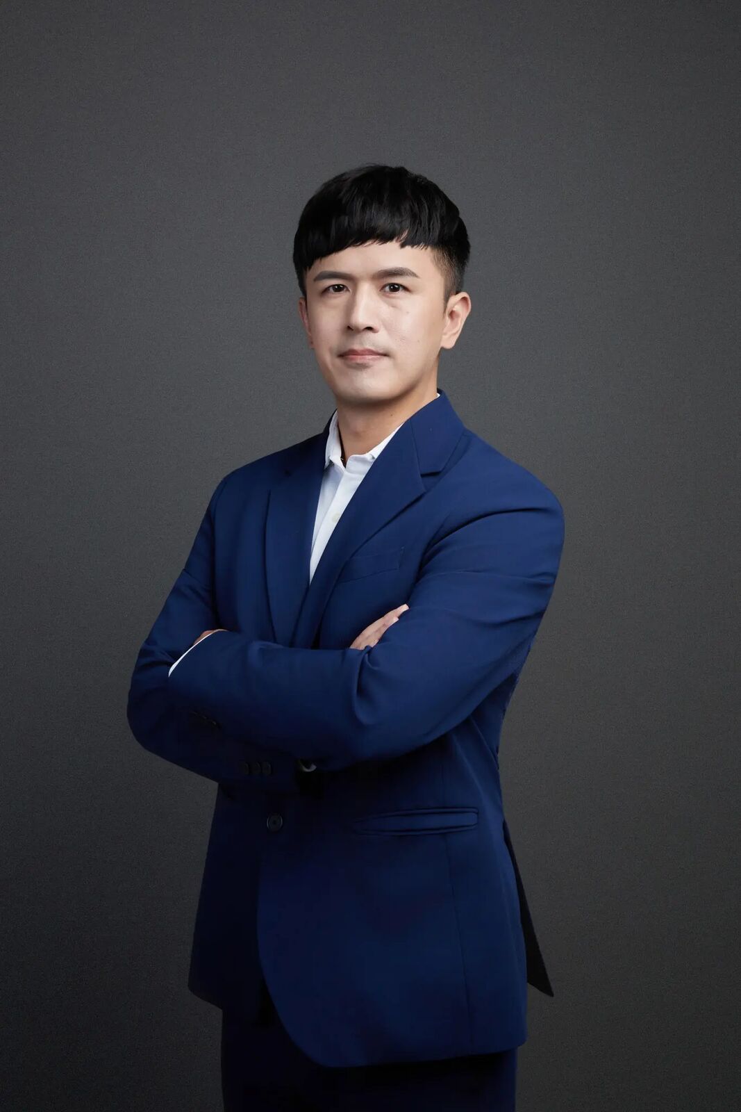 Portrait of Dr. Ming-Yang Cheng in a research and sport-science setting